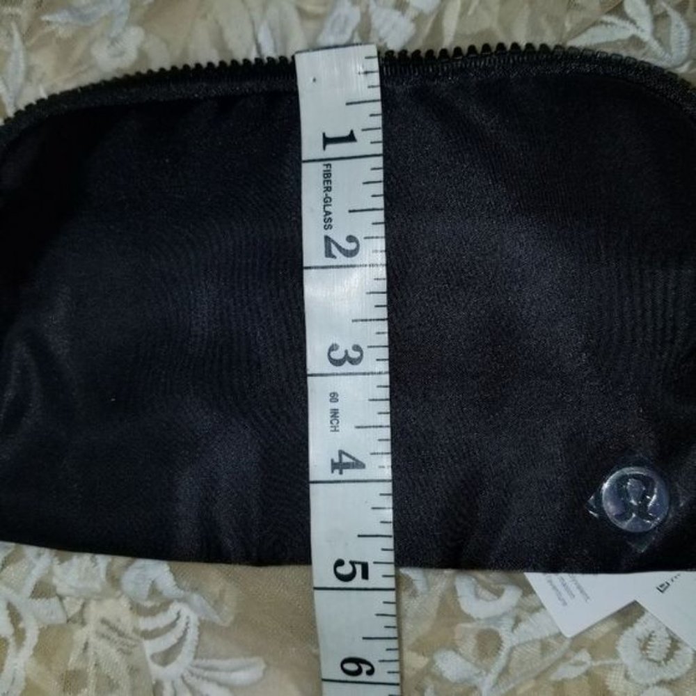 Lululemon Everywhere Belt Bag 1L Original Strap Black Nwt - Picture 3 of 14